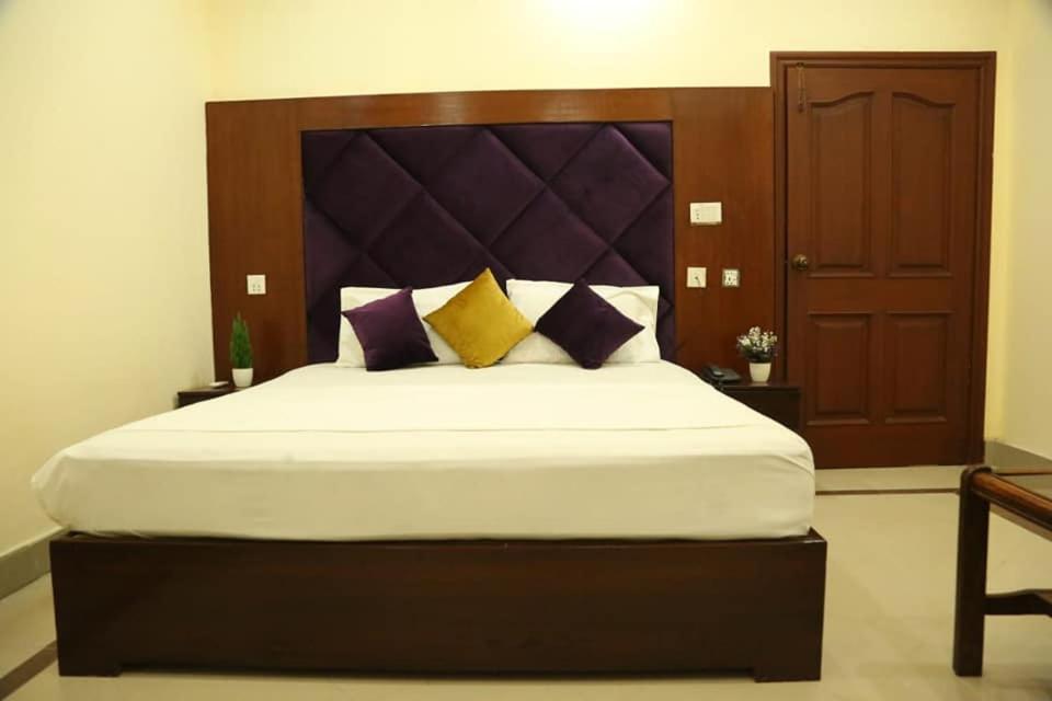 Hotel Pak Continental 木尔坦 外观 照片